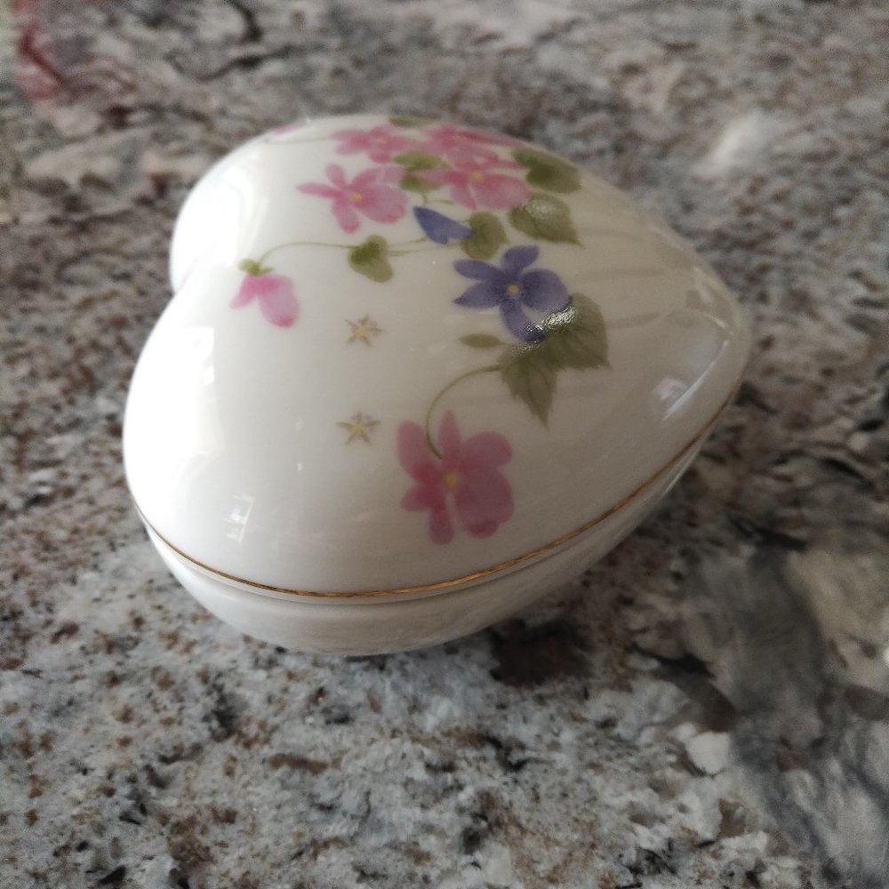 NEW CERAMIC HEART WITH PAINTED PINK & PURPLE VIOLET FLOWERS FILLED WITH A CANDLE